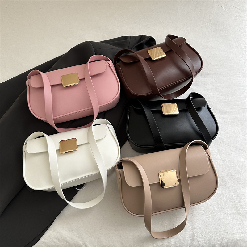 A new high-end and fashionable single-shoulder bag for women in 2025, with a retro texture and a small square design Application Scenario