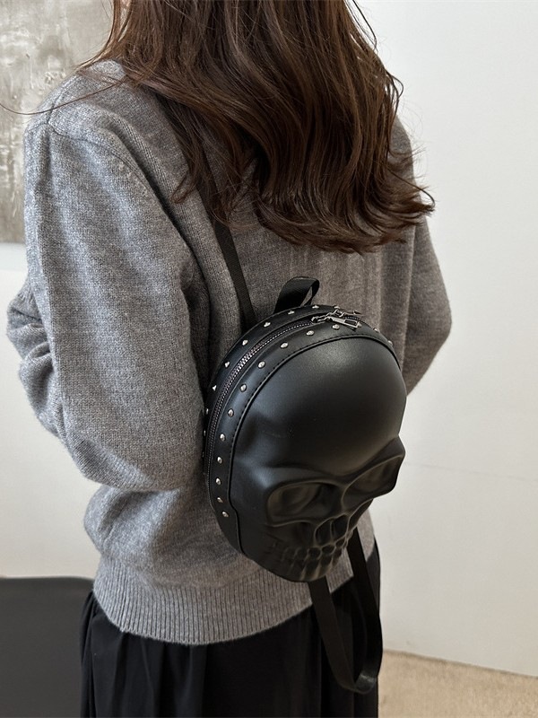 The 2024 new stylish men's and women's personalized and trendy three-dimensional skull backpack is a fashionable and casual travel bag Application Scenario
