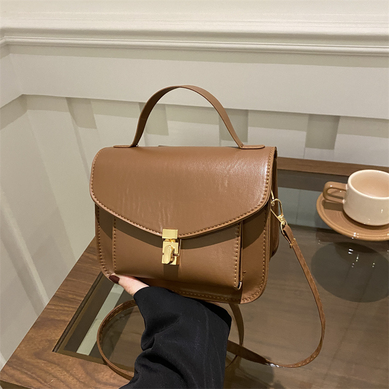 This year, the retro messenger bag with a simple lock button is in vogue. It's a new single-shoulder crossbody small square bag for 2025 full figure