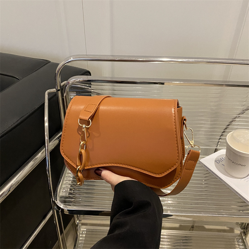 A niche design bag for women, Spring/Summer 2025 new style, high-end single-shoulder underarm bag, retro and versatile crossbody small square bag full figure