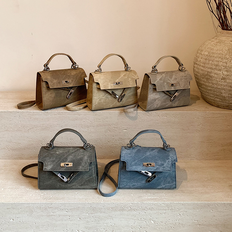 This is a trendy and fashionable handbag for women, featuring a unique and high-end platinum Kelly bag. It's a versatile and casual shoulder bag Application Scenario