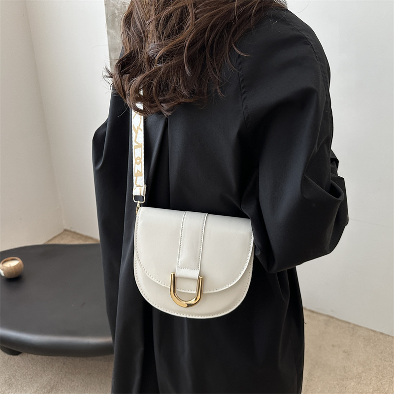 High-end and stylish small bag for women, 2024 new trendy and versatile crossbody bag for commuting, single-shoulder saddle bag details Picture