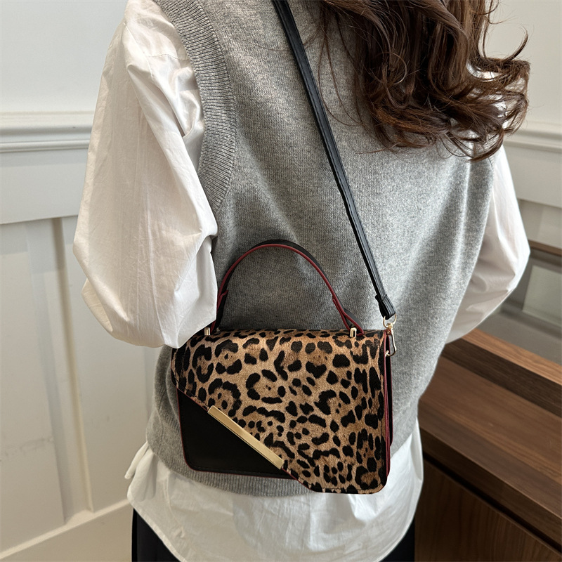 Personalized spliced design, leopard print contrasting color, new Spring 2025 casual and fashionable handbag, shoulder and crossbody small square bag for women details Picture