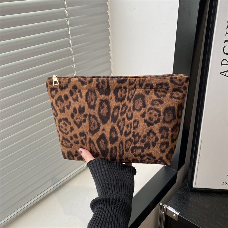 A niche leopard print bucket bag for women, a new spring 2025 versatile and fashionable commuter single-shoulder underarm bag full figure