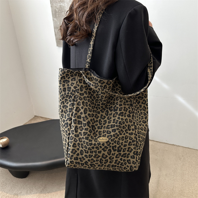 New 2024 autumn/winter collection: Leopard print single-shoulder bag, fashionable women's bag, large-capacity shopping bag, double-sided tote bag Application Scenario