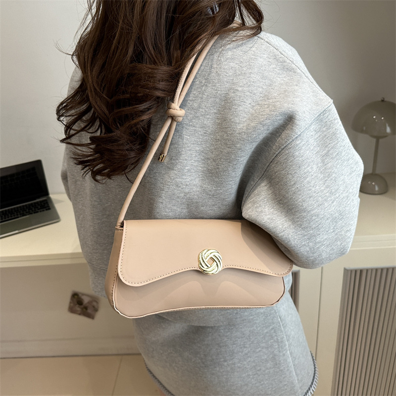 This year, a high-end and niche baguette bag for women is in vogue. The 2024 new versatile and fashionable chain underarm single-shoulder crossbody bag Specification drawing