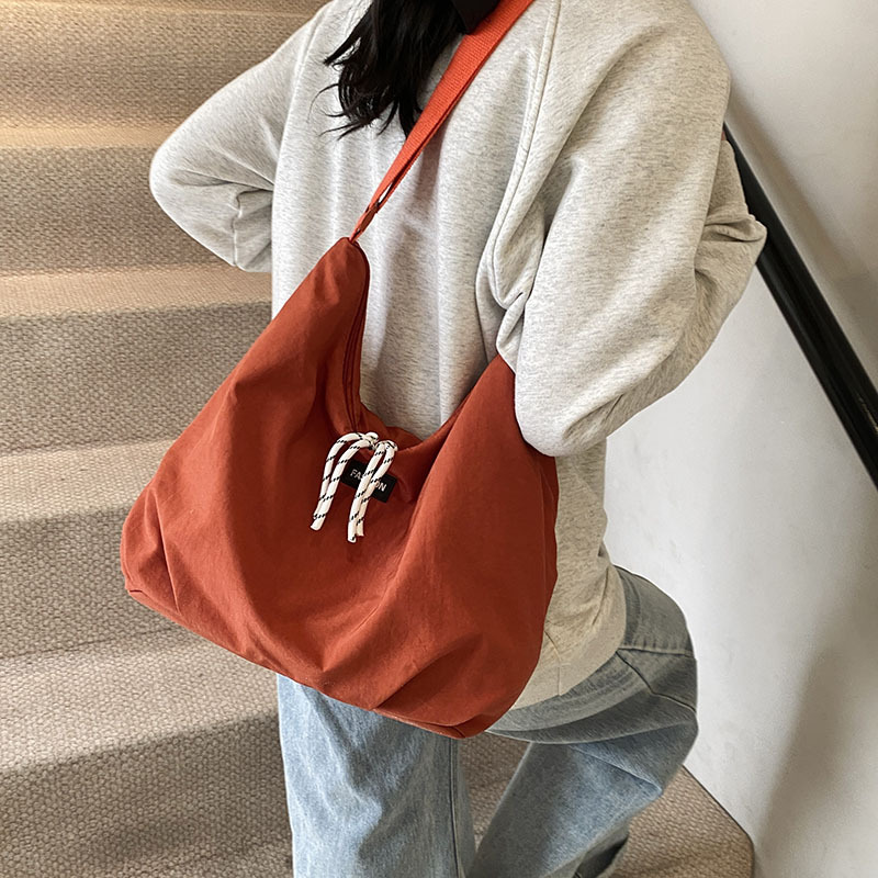 Cross-border 2025 Spring New retro large-capacity bag, niche design, simple commuting single-shoulder crossbody tote bag Specification drawing