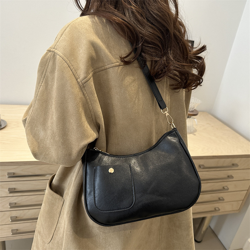 This is a new stylish and large-capacity handbag for middle-aged women in 2025. It is made of soft leather and is versatile, elegant and popular for crossbody wear Specification drawing