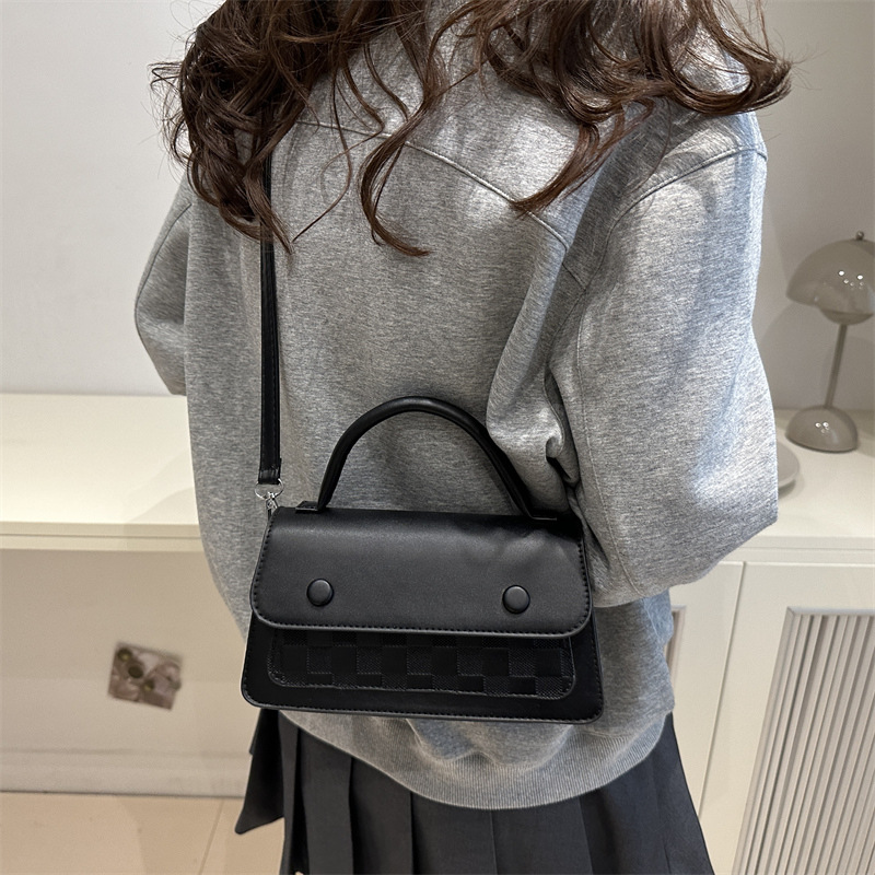 A trendy women's bag, a niche high-end and stylish handbag, a new 2024 fashionable commuting single-shoulder crossbody bag Specification drawing