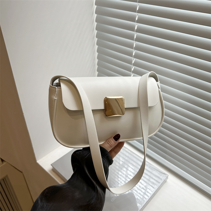A new high-end and fashionable single-shoulder bag for women in 2025, with a retro texture and a small square design full figure