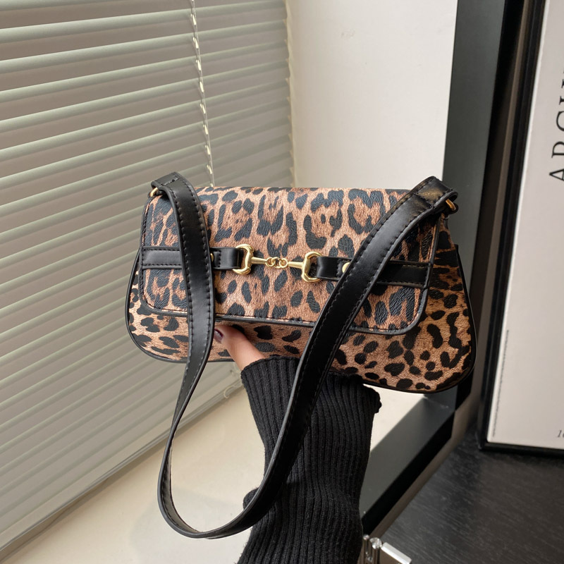 A new 2025 trendy and versatile women's leopard print bag with a spicy girl style and a small handbag for cross-border use full figure