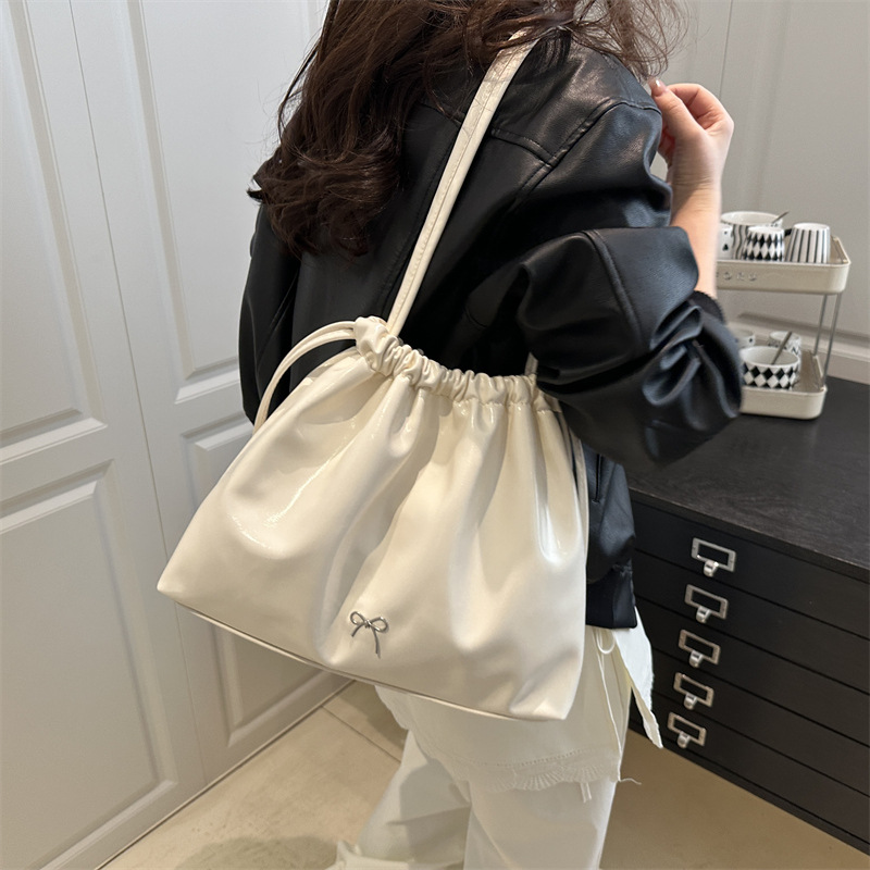 Korean large-capacity pleated underarm tote bag for women, Spring 2025 new drawstring single-shoulder bag, drawstring bucket bag details Picture