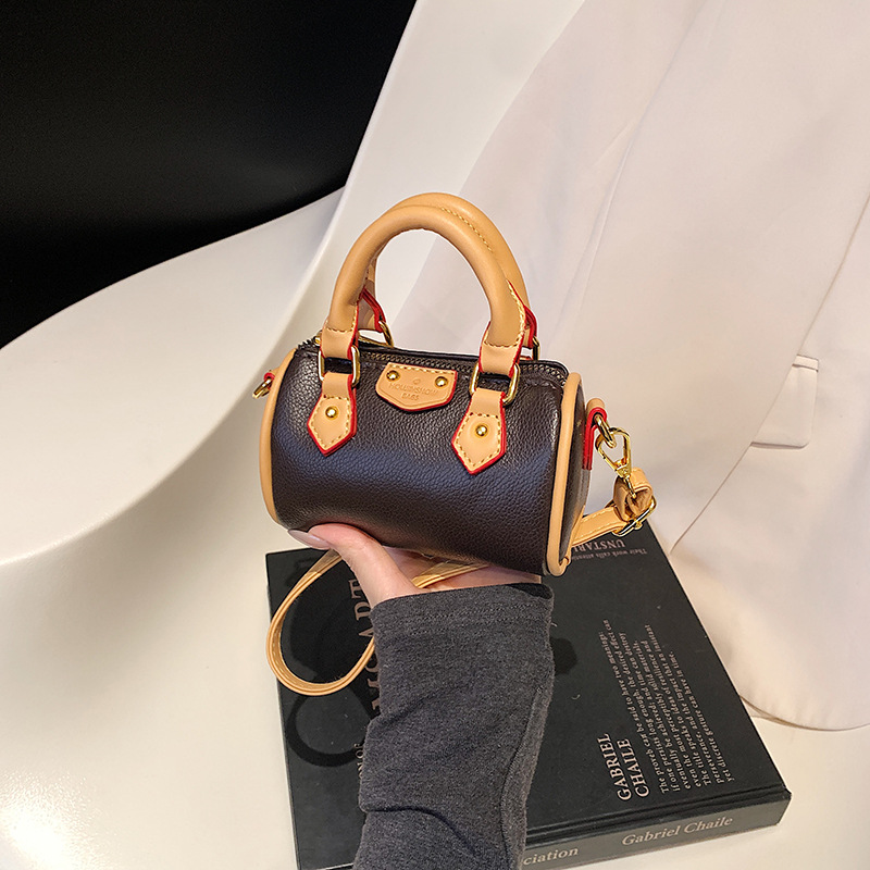 A fashionable mini bag for women, a new retro and trendy casual pillow bag with a high-end accessory, lipstick and loose change bag for women full figure