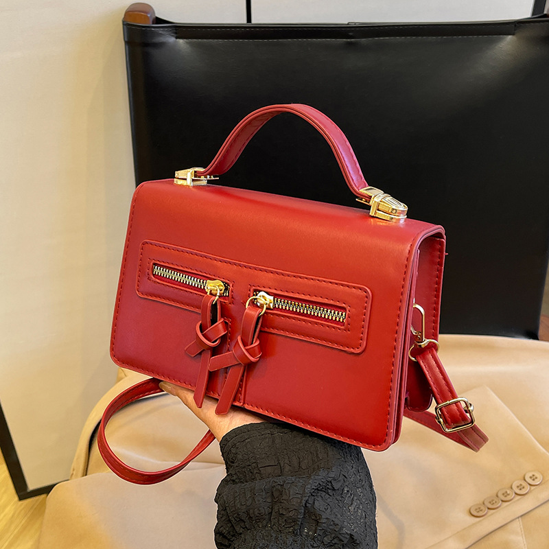 This 2024 new retro, casual and fashionable single-shoulder crossbody small square bag features a unique and simple double-lock design full figure