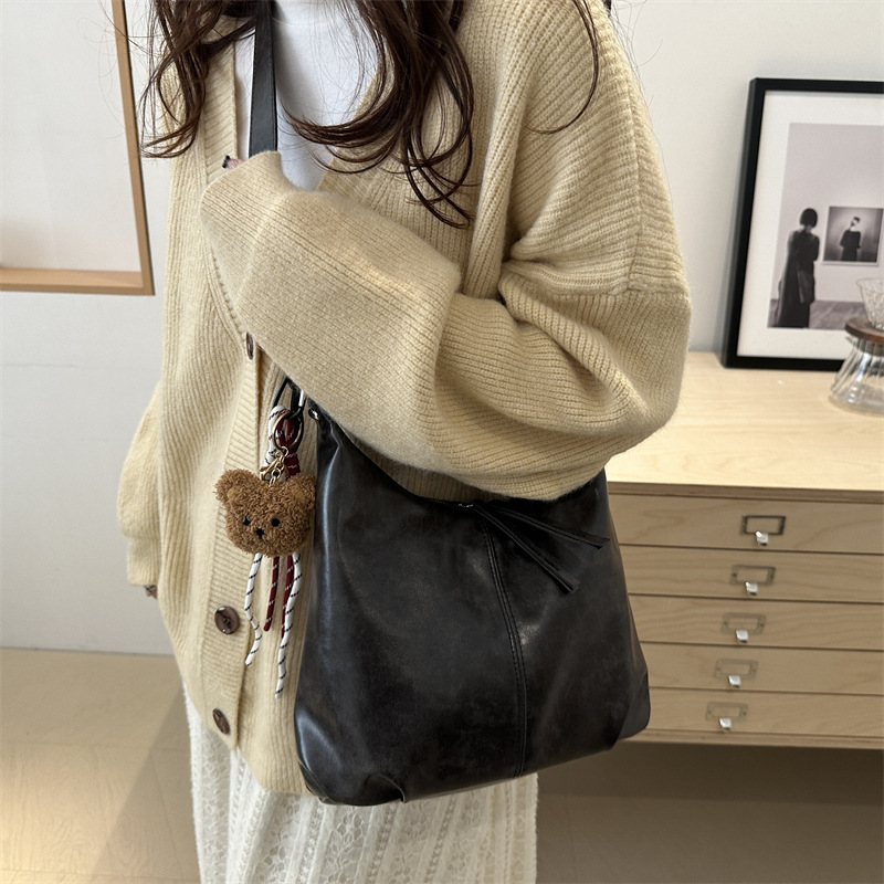 Retro Maillard large-capacity underarm bag for women 2024 new versatile single-shoulder crossbody bag and commuter tote bag details Picture
