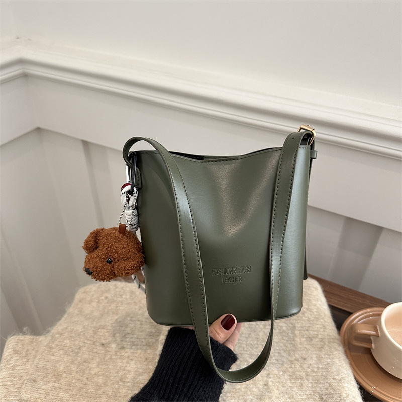 Cross-border commuting large-capacity bag 2024 winter new women's bag, fashionable and retro single-shoulder bag, high-end bucket bag full figure