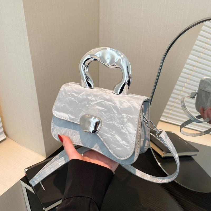This 2024 new handbag features a trendy, niche design, is elegant, fashionable, individualistic, casual and stylish crossbody bag full figure