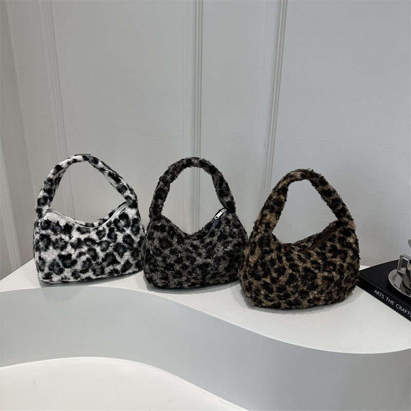 Cute girl's small bag 2024 autumn/Winter new style fashionable plush leopard print large capacity shoulder bag and underarm bag Application Scenario