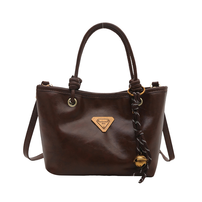 This is a versatile, simple and fashionable handbag for women's 2024 winter collection, featuring a high-end slanted bucket bag Item Picture