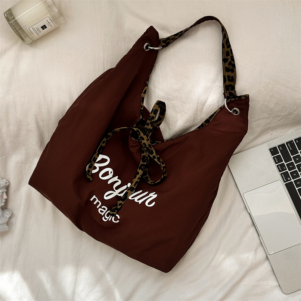49252 Niche leopard print large-capacity double-sided canvas commuter tote bag, handbag, single-shoulder underarm bag, women's bag Application Scenario