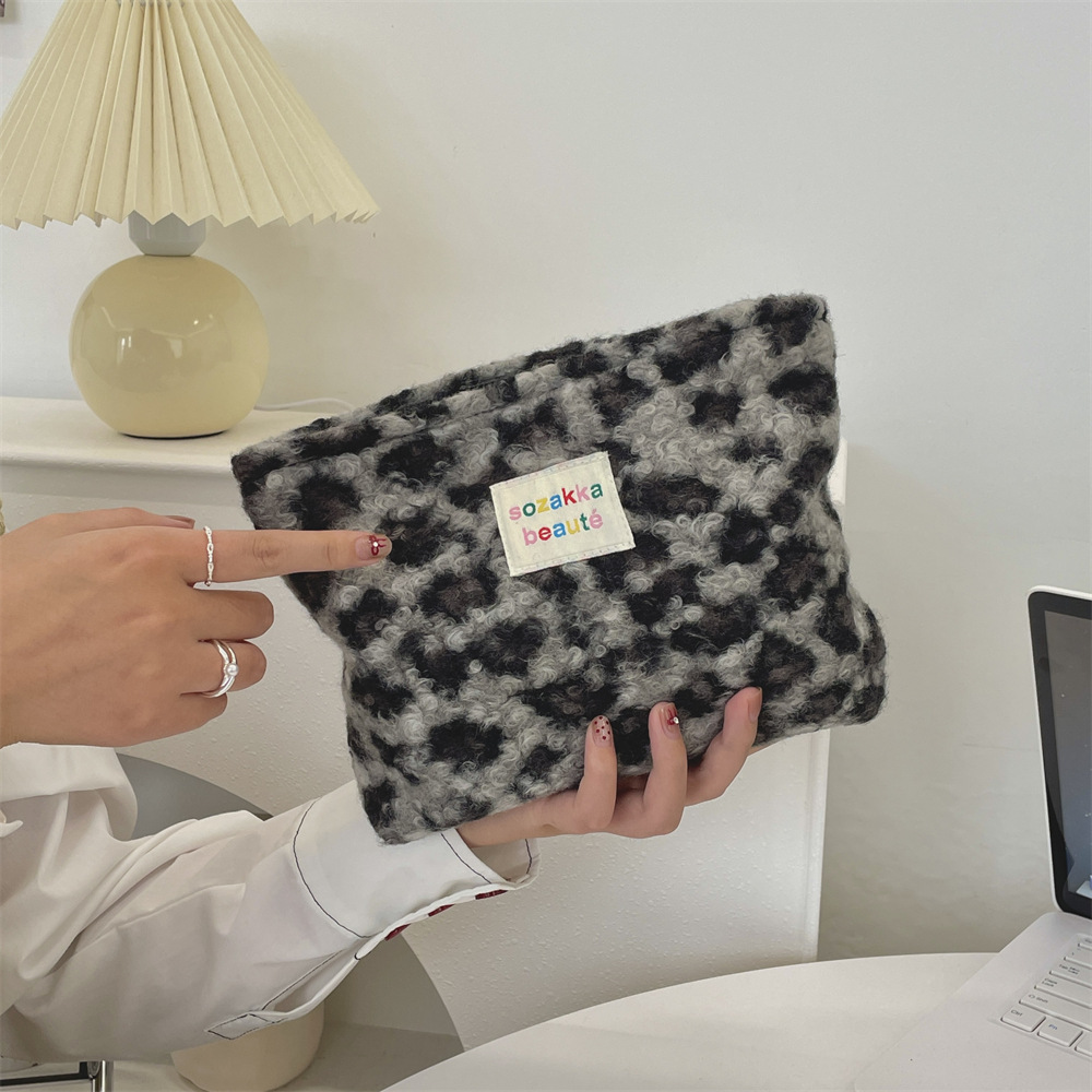 4123 Autumn Plush Makeup Bag Leopard Print Large Capacity Travel skincare Makeup Bag Storage Shopping Clutch Application Scenario