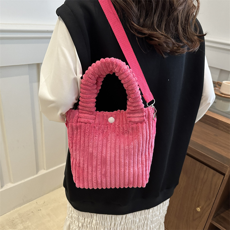 Simple bucket bag 2024 winter new style Korean ins corduroy single-shoulder crossbody bag texture hand-held women's bag details Picture