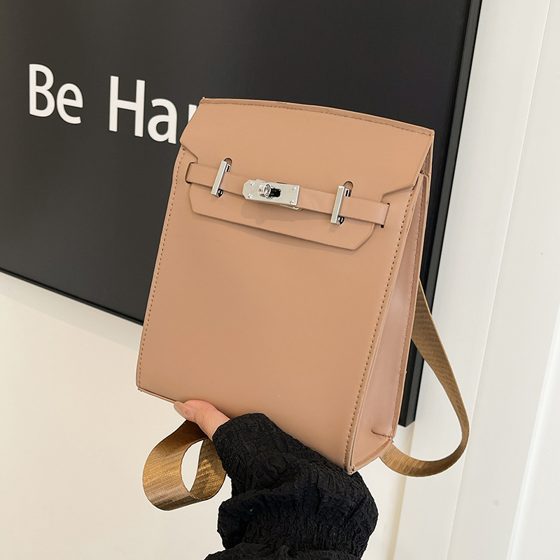 New trendy, fashionable, retro crossbody bag, textured small bag, women's 2025 spring niche single-shoulder bag, small square bag full figure