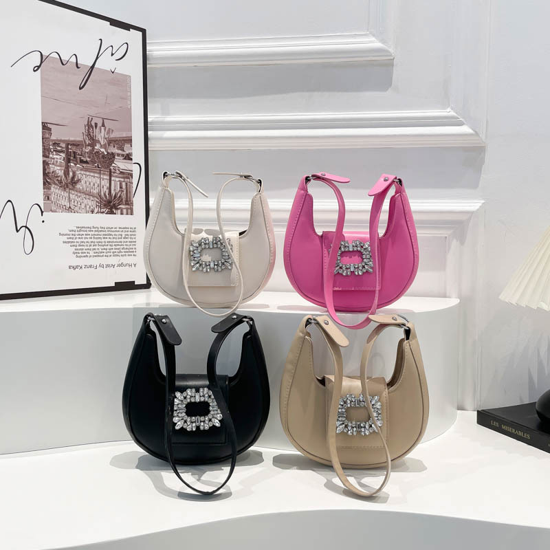 The new 2025 underarm bag for women features a niche design with a high-end feel. It is a trendy single-shoulder crossbody bag for commuting and a stylish crescent-shaped bag Application Scenario