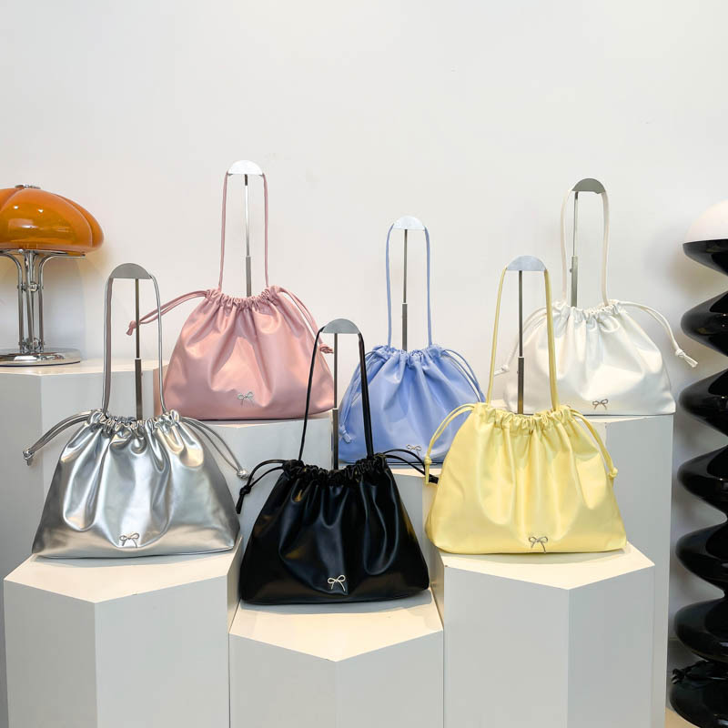 Korean large-capacity pleated underarm tote bag for women, 2024 new autumn solid color single-shoulder bag, versatile bucket bag Application Scenario