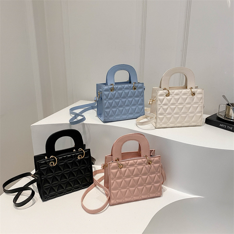 This is a new 2024 stylish diamond-shaped casual handbag for women. It features an ins texture, simplicity and elegance, and is a single-shoulder crossbody bag Application Scenario