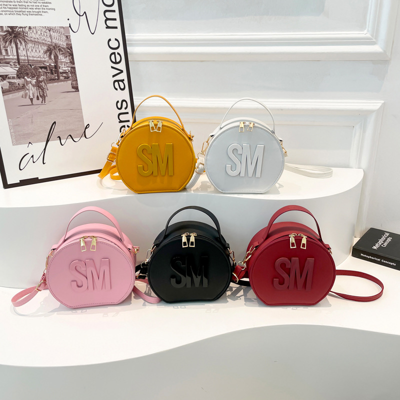 A new Korean-style small round letter handbag for spring 2025, a single-shoulder crossbody bag for cross-border trendy women Application Scenario