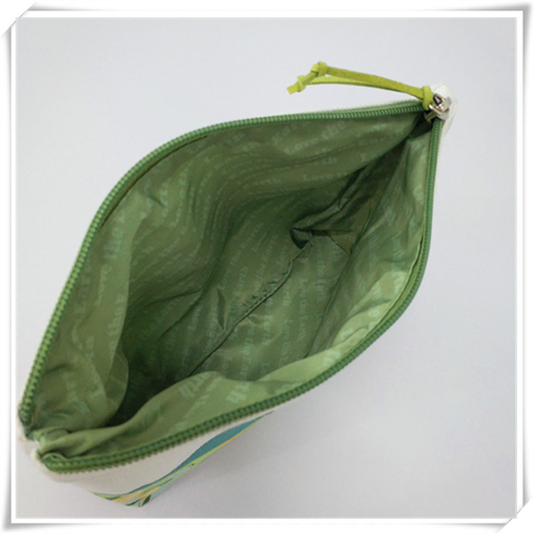 Customized digital printed zipper cosmetic bag, fresh and simple cotton embroidered clutch bag, travel portable toiletry bag Application Scenario
