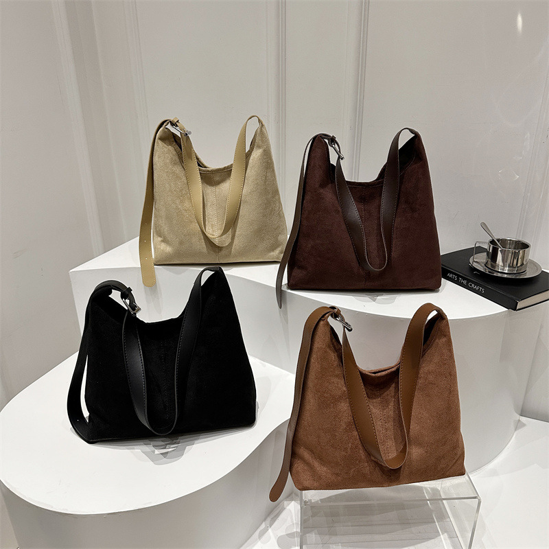 This year's popular bags include a large-capacity women's 2024 new winter single-shoulder crossbody bag and a retro matte commuter tote bag Application Scenario