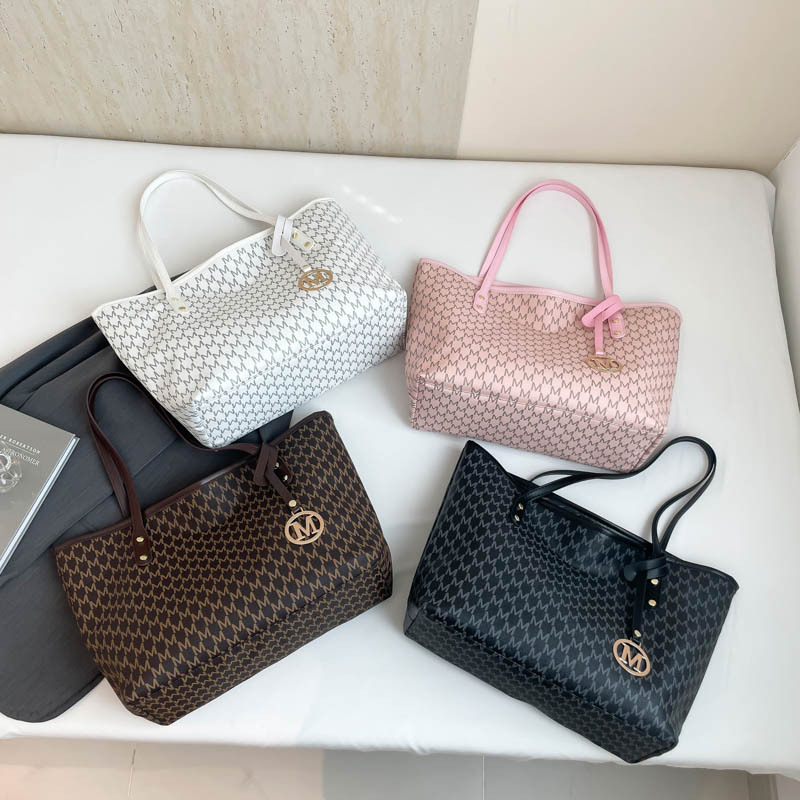 Niche women's bags, single-shoulder bags, large-capacity commuter bags, 2025 fashionable new large bags, personalized hand-held tote bags Application Scenario