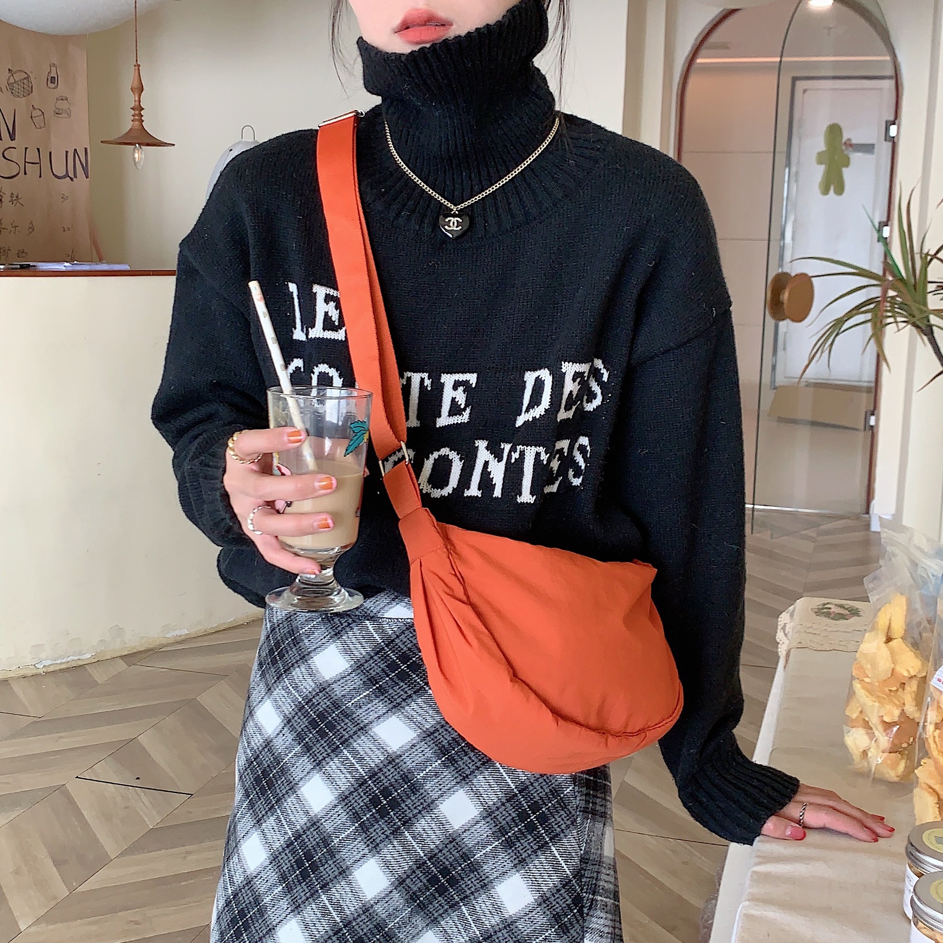 1982 retro, stylish and fashionable student underarm bag, single-shoulder crossbody bag, horn-shaped small bag, women's wholesale light trend details Picture