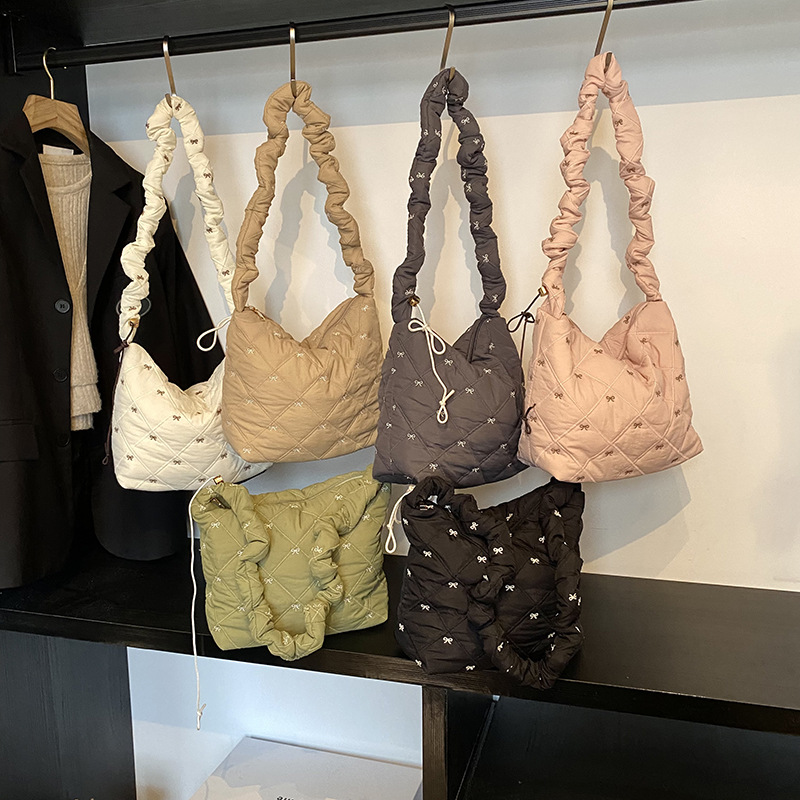 Large-capacity bag for women, 2024 new Korean version, niche commuter bow, college student class shoulder bag, crossbody bag Application Scenario