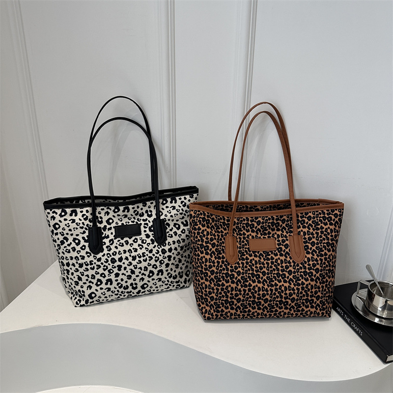The 2024 new retro leopard print underarm bag is stylish and elegant, the single-shoulder bag is stylish and relaxed, and the tote bag is fashionable and high-quality Application Scenario
