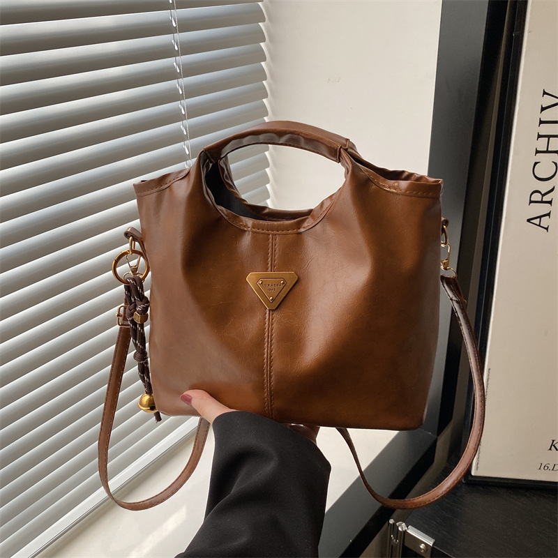 This year's retro style 2025 spring new collection features a unique aesthetic design, solid color, large capacity, single-shoulder crossbody handbag for women full figure