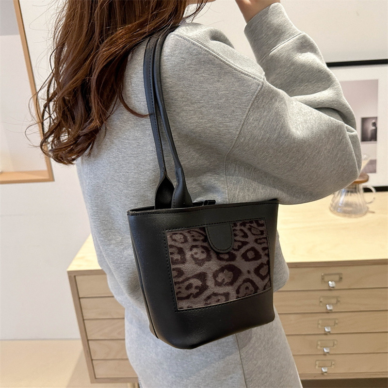 Retro large-capacity commuter bag for women, 2024 new style fashionable casual tote bag, niche trend versatile shoulder bag Specification drawing