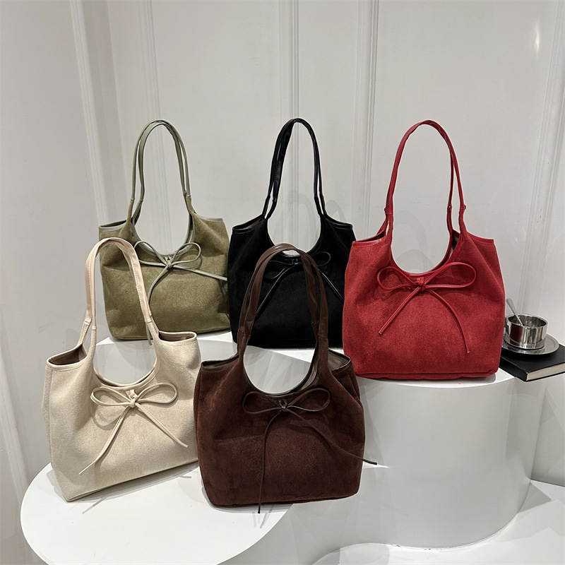 This year, the 2025 new style of fashionable single-shoulder crossbody bag for women with small bags is in vogue. It's a versatile bow crossbody bucket bag Application Scenario