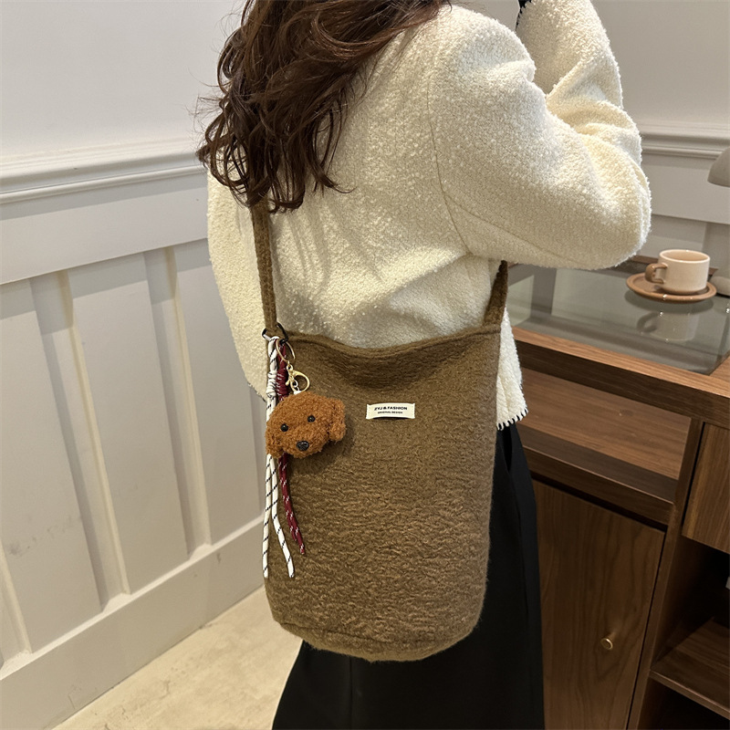 This is a new 2024 autumn collection of Korean-style, fresh and retro bucket bag with a unique, trendy and niche design. It is a single-shoulder crossbody bag Specification drawing