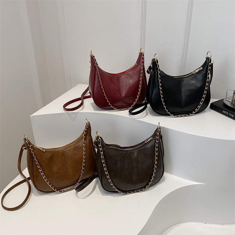 This year's popular underarm bags are the 2025 retro chain pillow bag, a fashionable and stylish single-shoulder bag, and a versatile crossbody bag Application Scenario