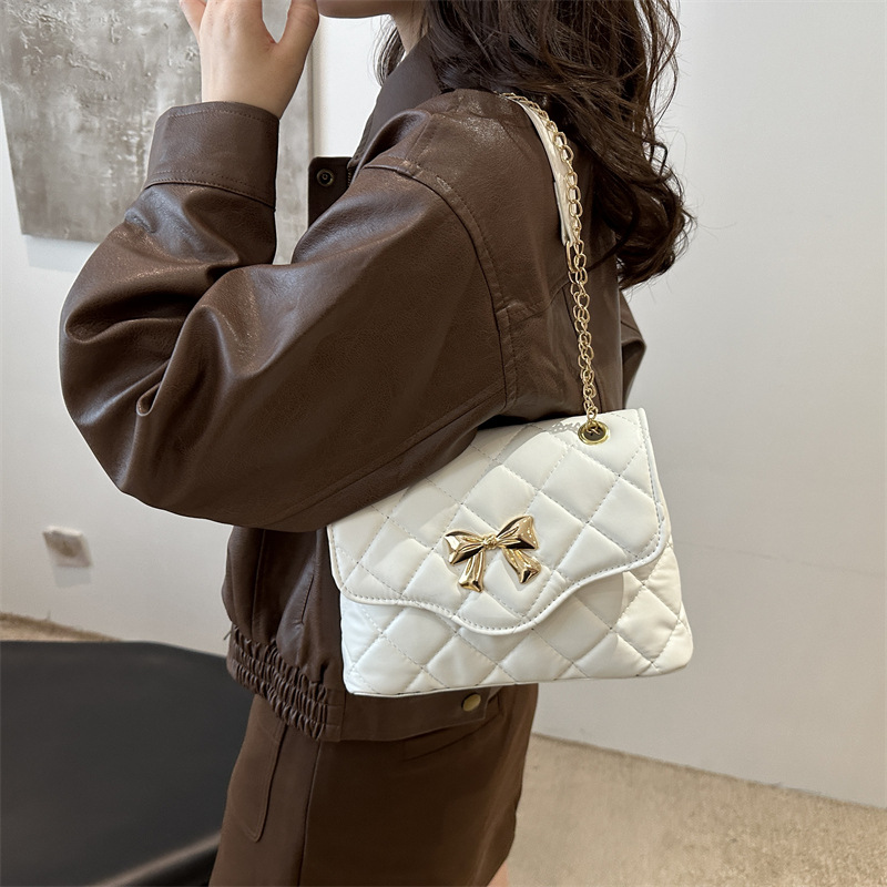 High-end bow underarm fashionable bag for women 2024, simple diamond-shaped chain small square bag, French trendy single-shoulder bag details Picture