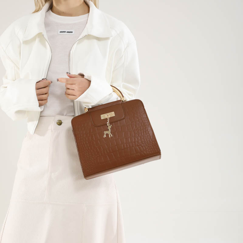 The 2025 new cross-border simple small square bag exudes a sense of fashion and sophistication. Its niche design is versatile and trendy. It's a single-shoulder crossbody bag for women details Picture