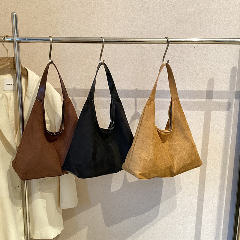 The popular leather fleece large-capacity tote bag for women's 2024 autumn and winter, a simple single-shoulder bag for commuting and a fashionable bucket bag Application Scenario