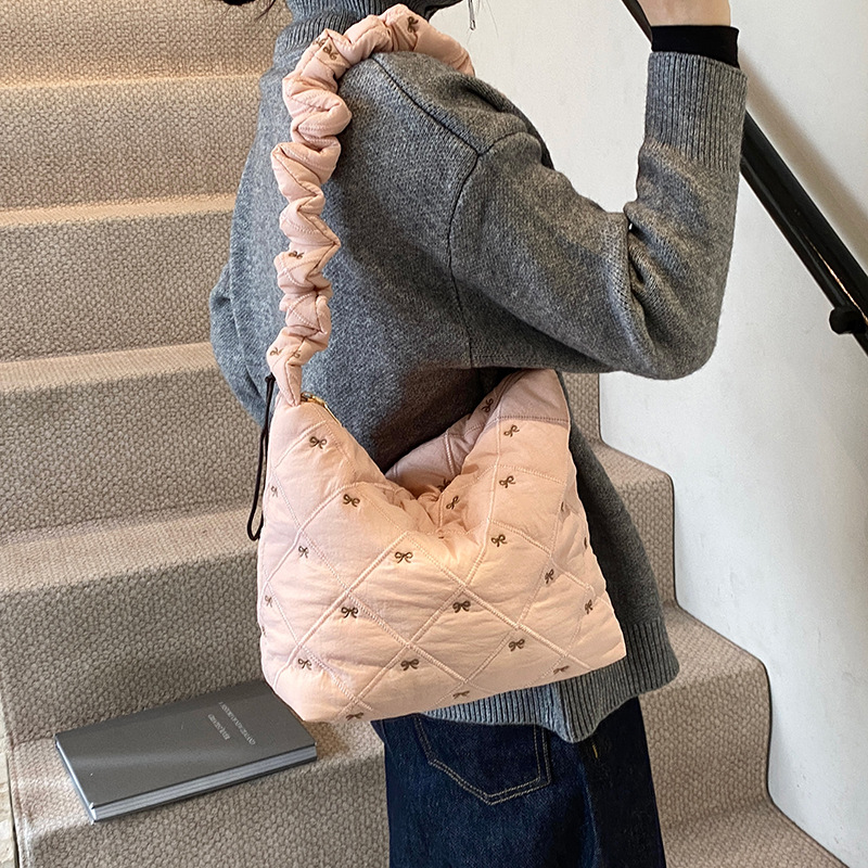 Large-capacity bag for women, 2024 new Korean version, niche commuter bow, college student class shoulder bag, crossbody bag details Picture