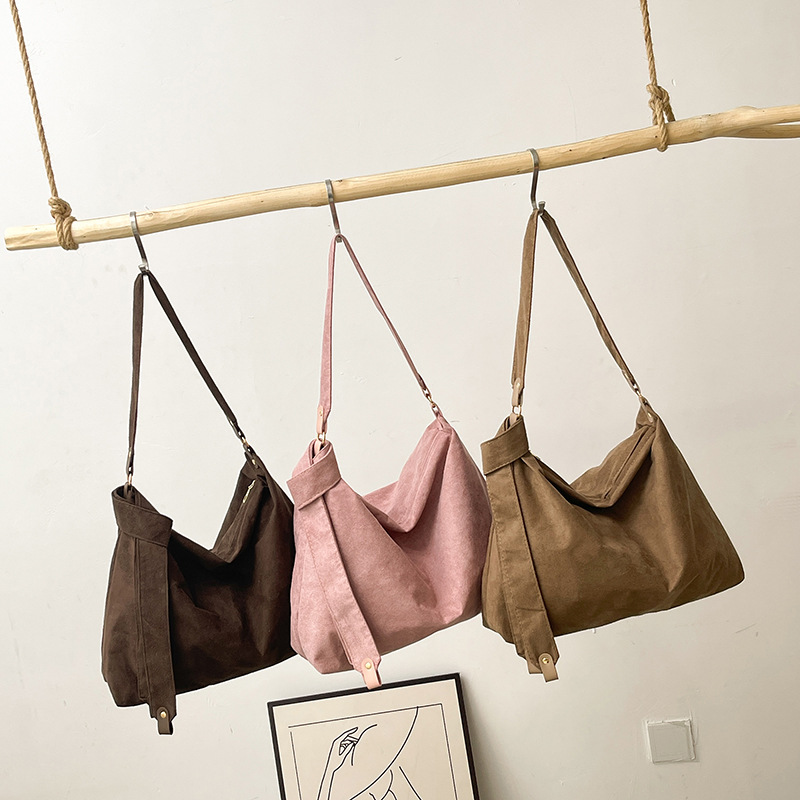 Large-capacity casual suede velvet large bag for women, 2024 new trendy underarm large bag for commuting, crossbody tote bag Application Scenario
