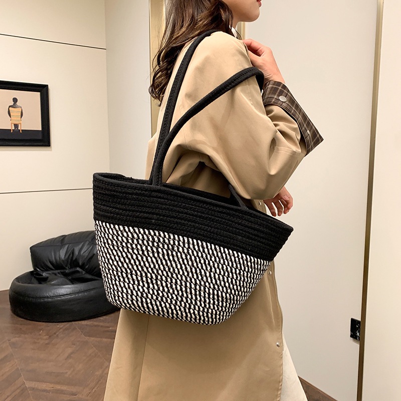 2024 New style, fresh and sweet, straw-woven, fashionable, ins trendy women's bag, single-shoulder bag, vegetable basket bag Application Scenario