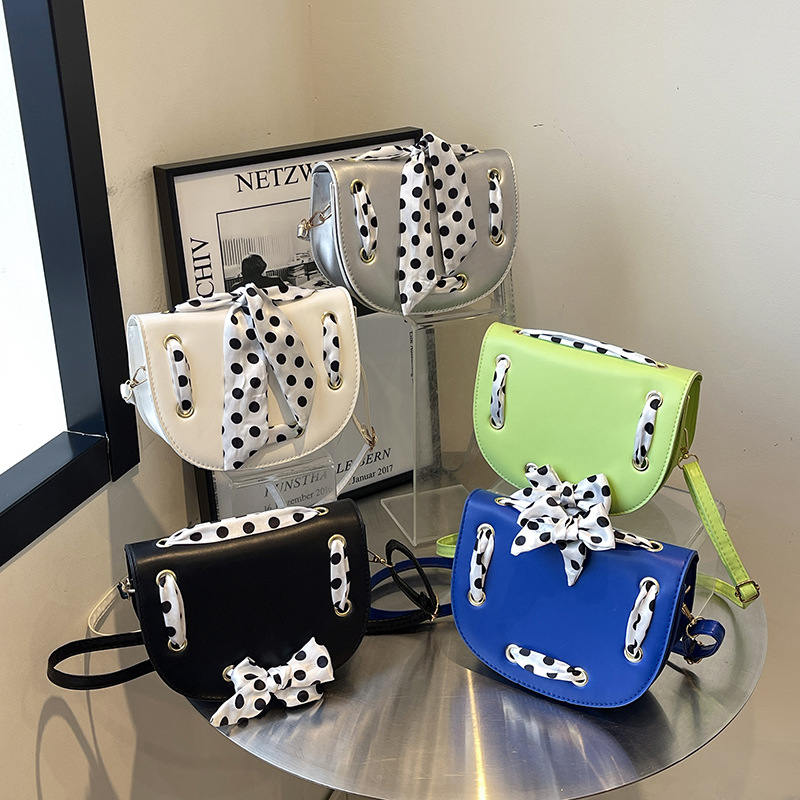 The new 2024 elegant, simple and stylish single-shoulder crossbody women's bag features a niche design for commuting, fashionable and individual saddle bags Application Scenario