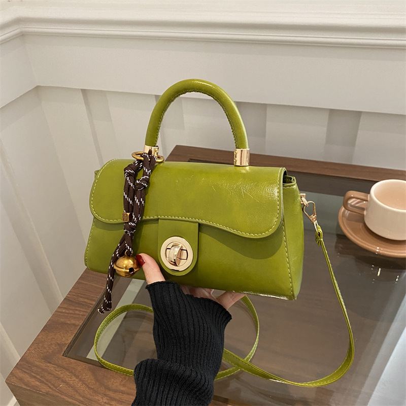 Oil-leather retro commuter handbag, a new winter trend for women, versatile and casual, fashionable crossbody bag for commuting to work full figure